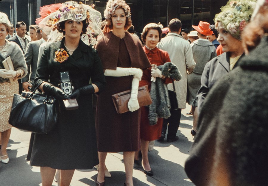 Foto histórica del Easter Bonnet Parade durante la Semana Santa en Nueva York de 1960. Imagen de Annie Spratt en Unsplash disponible en https://unsplash.com/photos/YuZSwqL7IJM