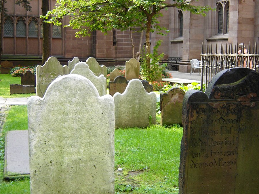 Lápidas de piedra centenarias en el cementerio de la Trinity Church en Lower Manhattan - Foto de Andrea Hoare Madrid