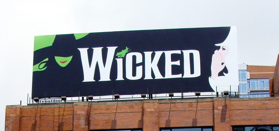 Letrero promocional del Musical de Broadway Wicked - Foto de AHM