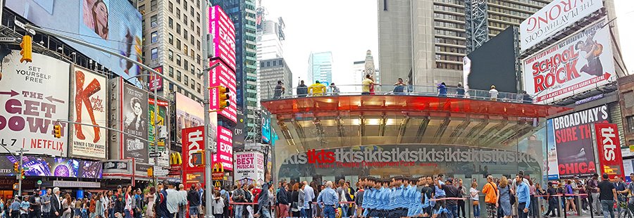 Consejos para caminar en Nueva York, en la imagen gente caminando muy rápido en Times Square - Foto de Andrea Hoare Madrid