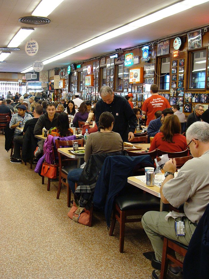 Gente comiendo al interior de Katz’s Deli en el Lower East Side - Foto de Andrea Hoare Madrid