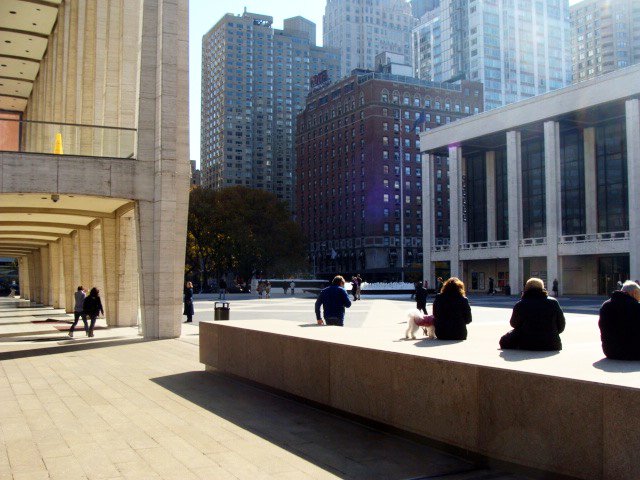 Personas tomando sol una tarde de otoño en la Josie Robertson Plaza del Lincoln Center - Foto de Andrea Hoare Madrid