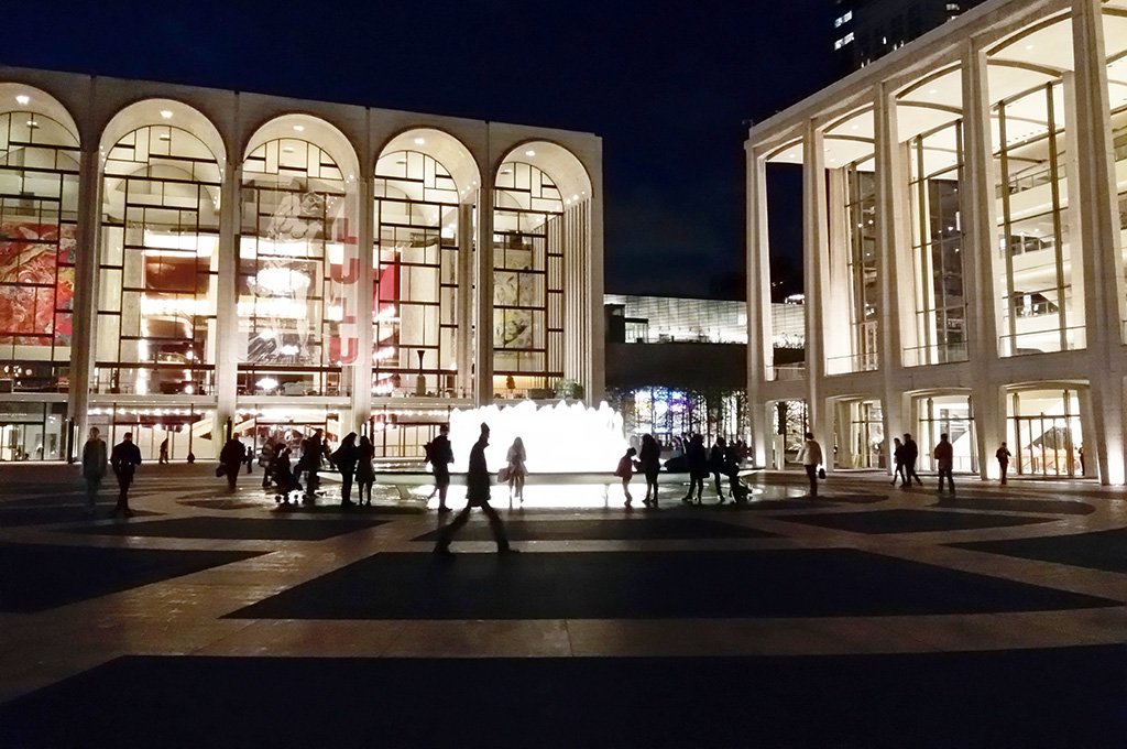 Vista de la plaza central del Lincoln Center en la noche - Foto de Andrea Hoare Madrid