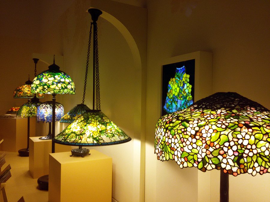 Lámparas de vitrales de Tiffany en el Museo de Arte de Queens - Foto de Andrea Hoare Madrid