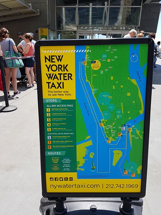Mapa con los recorridos del New York Water Taxi: loop entre Manhattan y DUMBO, IKEA Ferry y tours alrededor de la Estatua de la Libertad - Letrero ubicado en el Pier 11 de Wall Street - Foto de AHM