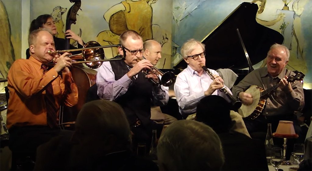 Woody Allen en vivo tocando el clarinete junto a su banda Woody Allen & The Eddy Davis New Orleans Jazz Band en The Carlyle en el Upper East Side - Captura de pantalla del video disponible en https://www.youtube.com/watch?v=hcHWmQD6Cwc
