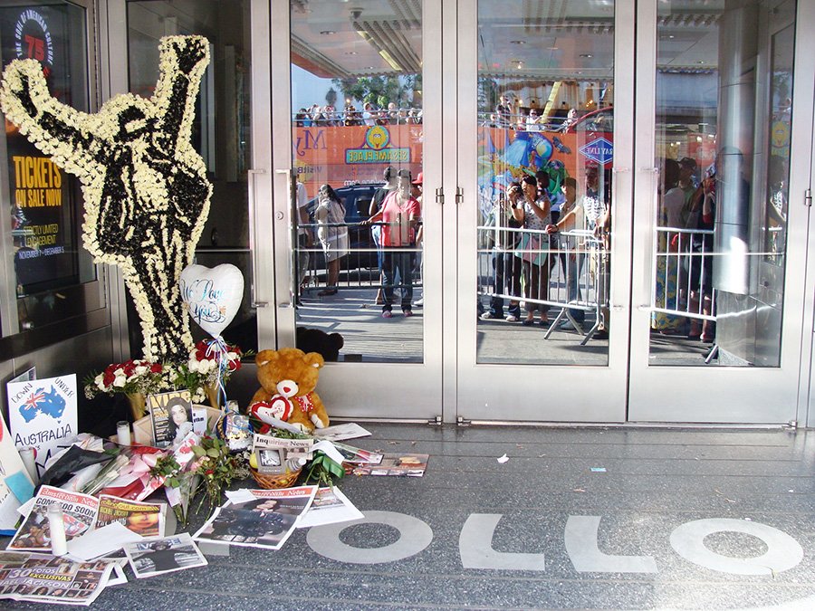 Flores y otros homenajes en memoria de Michael Jackson llevados por fans después de su muerte en 2009 - Foto de Andrea Hoare Madrid