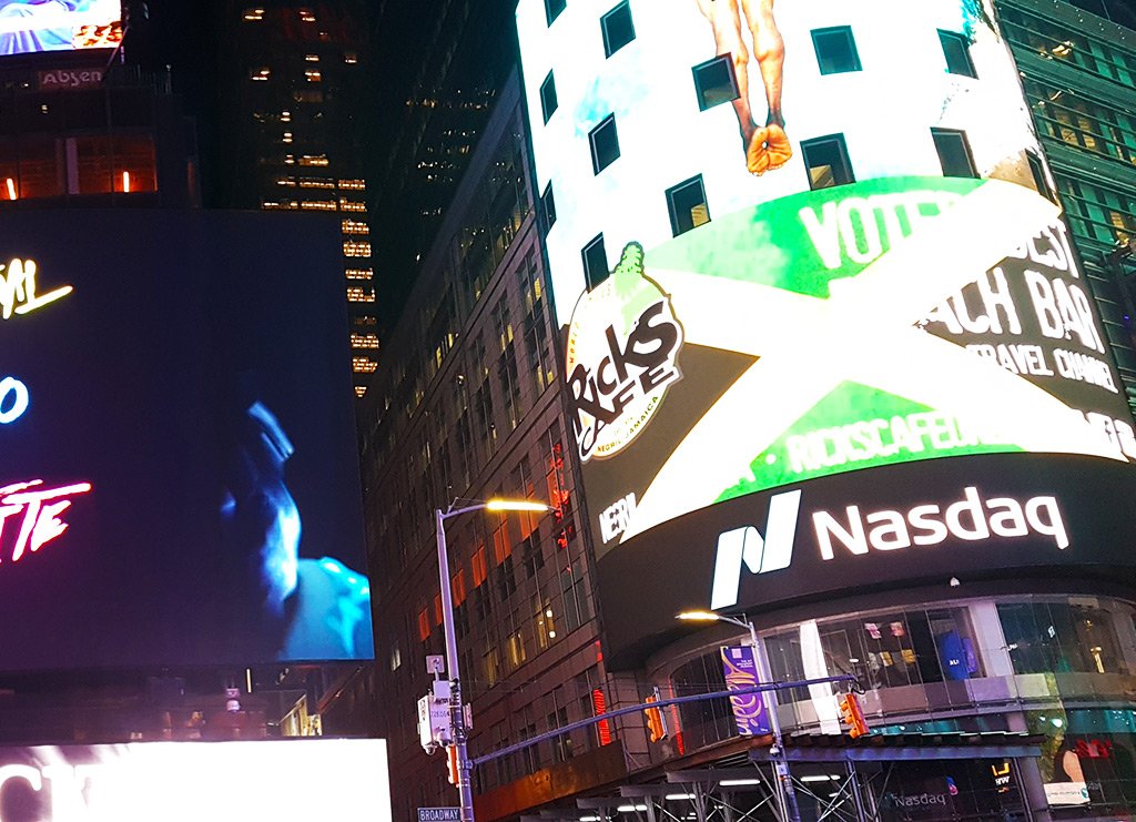 4 Times Square ex Conde Nast, es el edificio de la pantalla cilíndrica gigante con la información del NASDAQ - Foto de Andrea Hoare Madrid