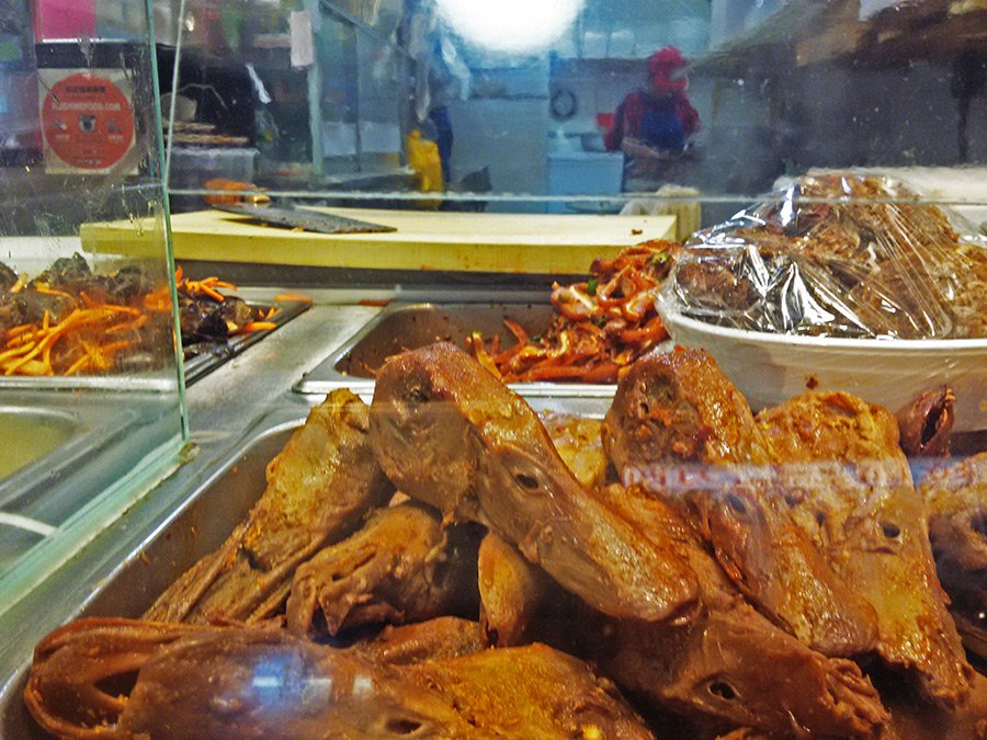 Cabezas de pato asadas expuestas en la vitrina de un auténtico restaurant de comida china en el Chinatown de Flushing - Foto de Andrea Hoare Madrid