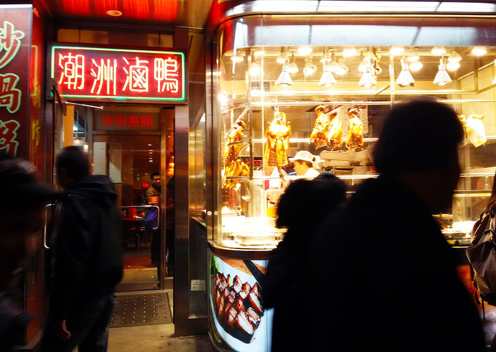 Gente pasando frente a la entrada de un restaurant en el Chinatown de Flushing, Queens Nueva York - Foto de Andrea Hoare Madrid