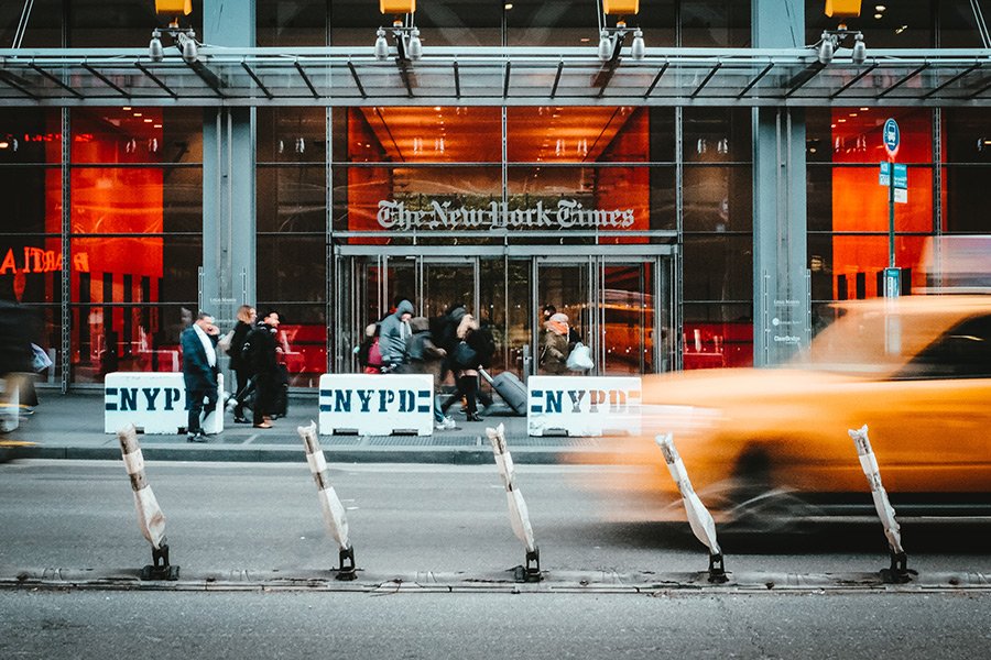 Entrada del edificio sede del New York Times en Manhattan - Foto de Stéphan Valentin en Unsplash disponible en https://unsplash.com/photos/sZc95ZGSYZQ