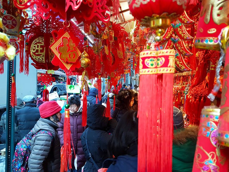 Local vendiendo decoraciones para el año nuevo lunar chino en el Chinatown de Manhattan - Foto de Andrea Hoare Madrid