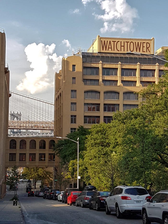 Puente de Brooklyn y Edificio Watchtower visto desde una calle de DUMBO - Foto de Andrea Hoare Madrid