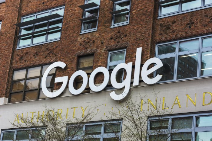 Letrero de Google en sus oficinas en Chelsea, en la planta baja está la primera Google Store física de la historia - Foto cortesía de María Fernanda Pellejero