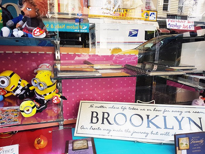 Vitrina de una tienda vieja en Greenpoint Brooklyn vendiendo cachivaches - Foto de Andrea Hoare Madrid