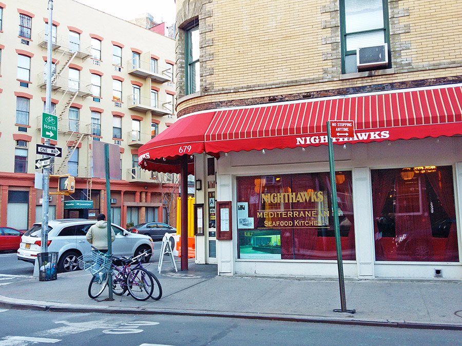 Restaurant Nighthawks en Greenwich Village - Esquina del Cuadro Noctámbulos de Hopper. Foto de Andrea Hoare - Guía de Nueva York - Newyorkando