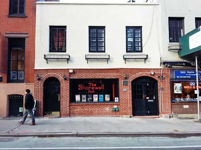 Entrada de Stonewall Inn Greenwich Village, el local donde se iniciaron las protestas por la defensa de los derechos homosexuales - Foto de Andrea Hoare - Guía de Nueva York - Newyorkando
