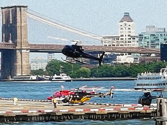 Helicóptero despegando del Downtown Manhattan Heliport en el Pier 6 del East River, al fondo se ve el Puente de Brooklyn - Tours en helicópteros sobre Nueva York - Foto de AHM