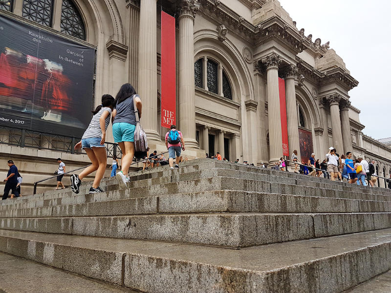 Atrio de entrada al Metropolitan Museum of Art de Nueva York (Museo Metropolitano de Arte de Nueva York - MET) - Foto de Andrea Hoare Madrid