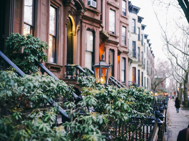 Foto de brownstones en una calle del barrio de Brooklyn Park Slope de Josh Wilburne en Unsplash, disponible en https://unsplash.com/photos/rdJXlCdRVaQ