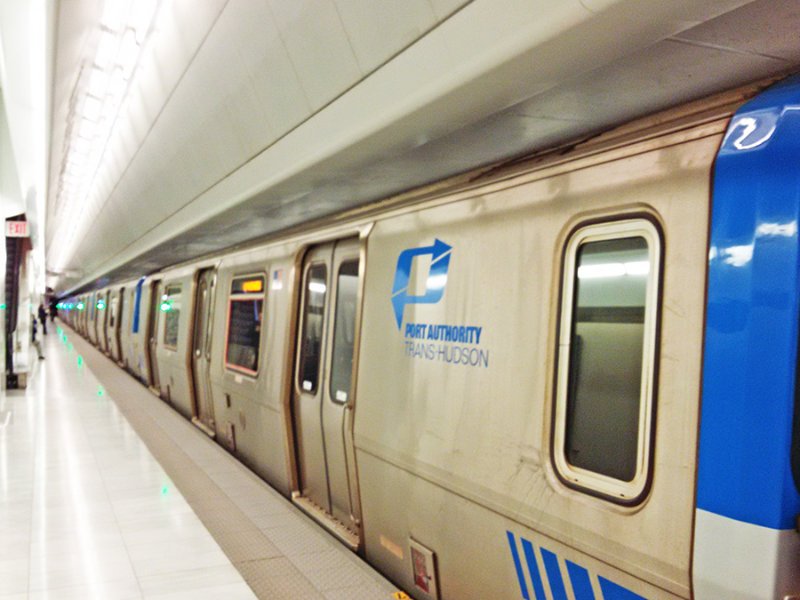 Tren del PATH en el andén de la estación del WTC Transportation Hub -Oculus- la forma más económica de ir de New Jersey a Manhattan - Foto de AHM