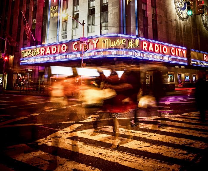 Marquesina del Radio City Music Hall en el Rockefeller Center. Sección de la foto de Richard Cohen en Unsplash disponible en https://unsplash.com/photos/Unrl4peF3_Y