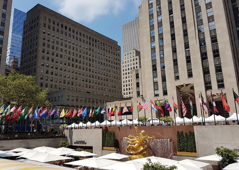 Escultura de Prometeo y banderas del Rockefeller Plaza, Manhattan