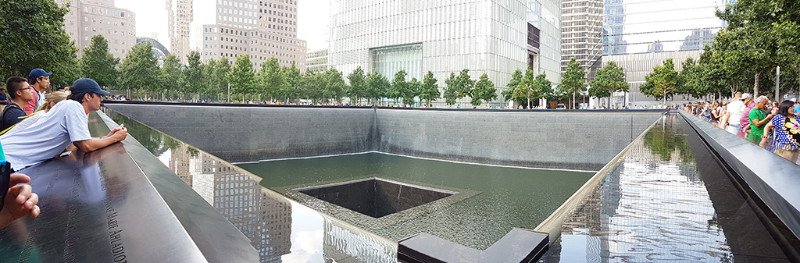 Panorámica de una de las dos piletas del memorial del 9/11 en el WTC - Foto de Andrea Hoare Madrid
