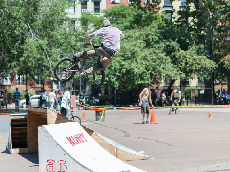 Freestyler haciendo un truco en Tomkins Square Park en el East Village - Foto de Reno Laithienne en Unsplash disponible en https://unsplash.com/photos/c5bu9Jx-_44