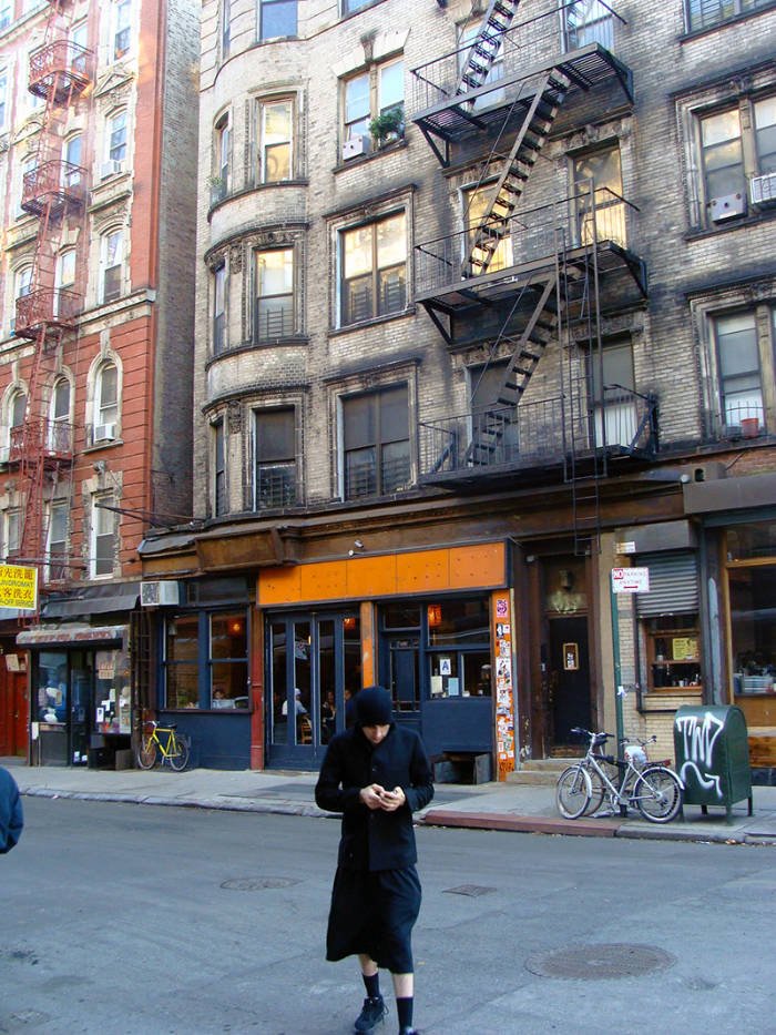 Mujer islámica cruzando una calle del Lower East Side en Lower Manhattan, Nueva York - Foto de AHM