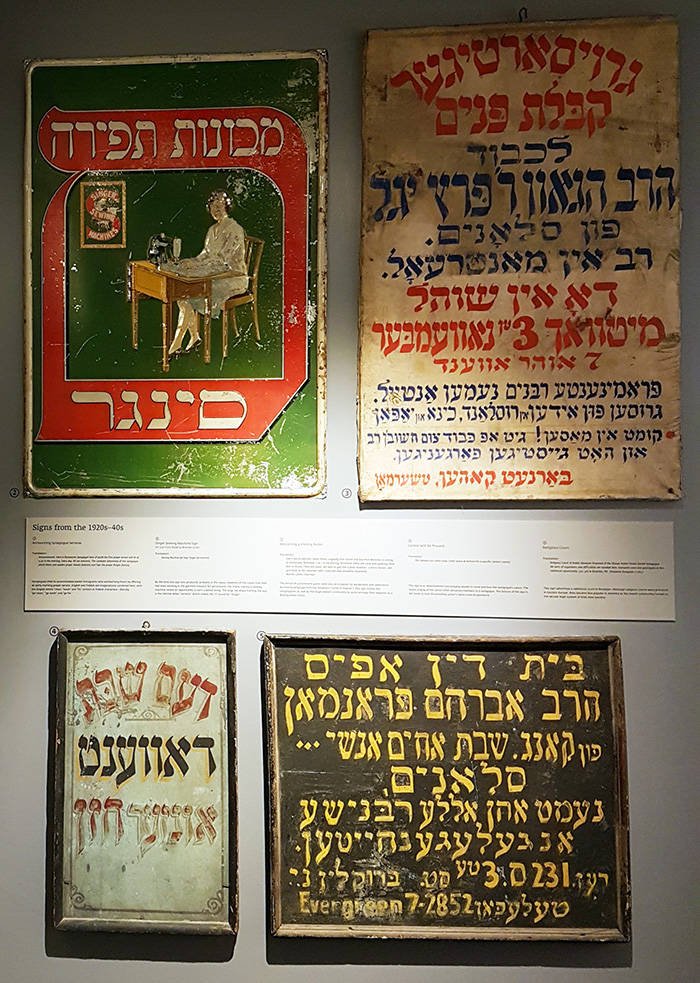 Letreros antiguos en Yiddish del Lower East Side expuestos en el Museo de la Calle Eldridge - Foto de AHM
