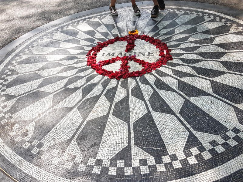 Mosaico Imagine con flores sobre el signo de la paz en los StraberryFields - Homenaje a John Lennon en Central Park -Foto de Andrea Hoare Madrid