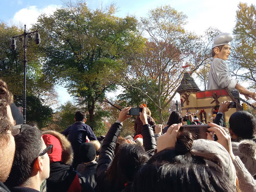 Mejores lugares para ver el desfile de accion de gracias en nueva york. Personas fotografiando las carrozas pasando por Central Park West - Foto de AHM