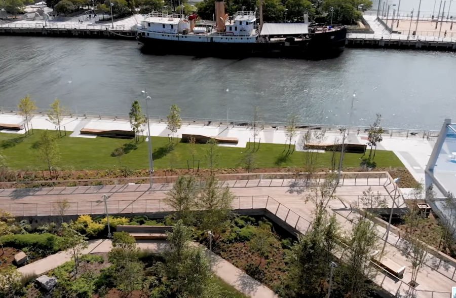 Vista de los muelles del Pier 26 en el sector del Hudson River Park en Tribeca, Manhattan. Captura de pantalla del video de la página oficial del parque disponible en https://hudsonriverpark.org/locations/pier-26/