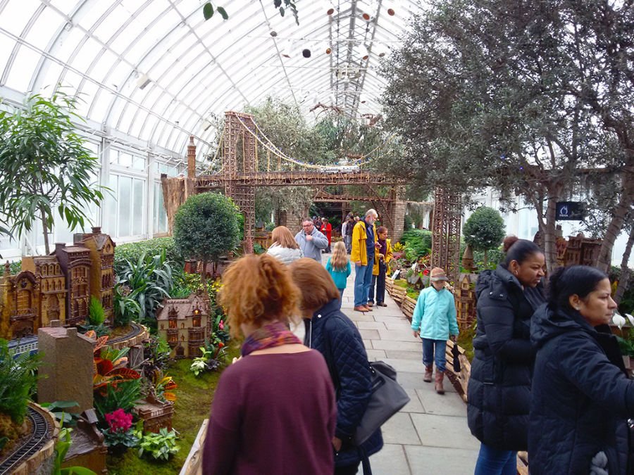 Gente recorriendo el trencito de Navidad en el Jardín Botánico de Nueva York en el Bronx - Holiday Train Show - Foto de AHM
