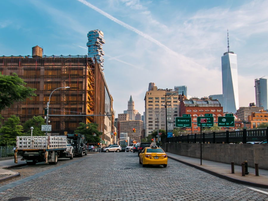 Calle de adoquines de Tribeca, típicos edificios industriales y al fondo el One World Trade Center- Foto de Zachary Shakked en Unsplash disponible en https://unsplash.com/photos/dB2KMeg-5jk