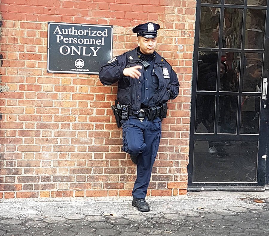 Oficial de Policía en el Chinatown (tiene evidentes rasgos asiáticos) Foto de Andrea Hoare Madrid