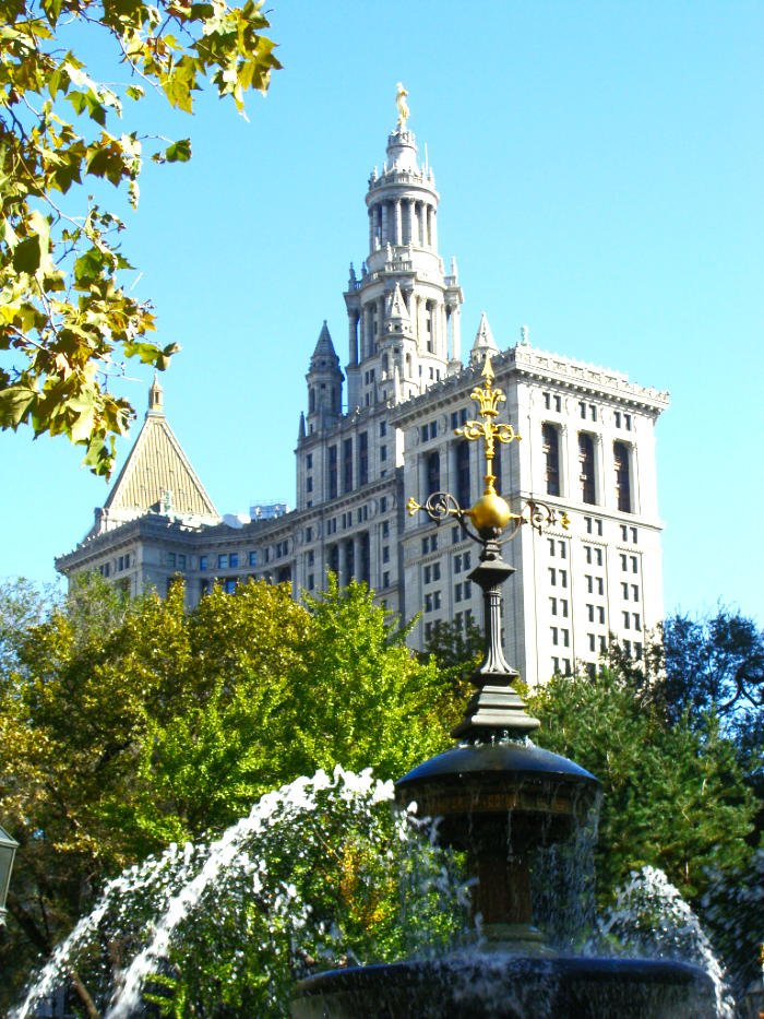 Edificio del Ayuntamiento de Nueva York -City Hall- visto desde detrás de la fuente del City Hall Park - Foto de Andrea Hoare Madrid