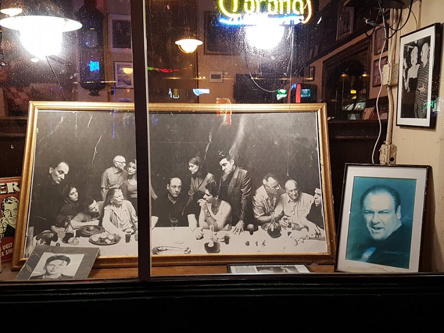 Vitrina en homenaje a James Gandolfini en un local de la Pequeña Italia en Manhattan, el actor que personificó al mítico mafioso de New Jersey Tony Soprano - Foto de Andrea Hoare Madrid
