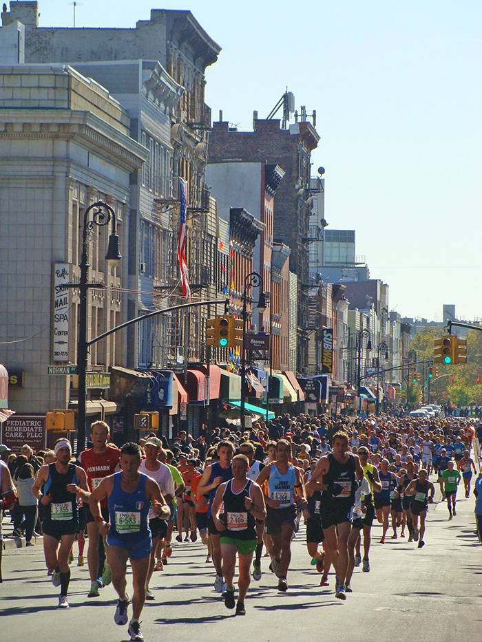 Corredores del Maratón de Nueva York pasando por Greenpoint en Brooklyn - Foto de Andrea Hoare Madrid