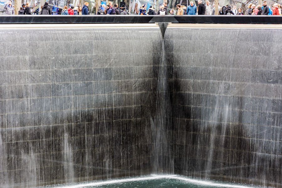Detalle de la cascada del Memorial del 9/11 en el sitio de las Torres Gemelas. Foto cortesía de María Fernanda Pellejero @mafepellejero