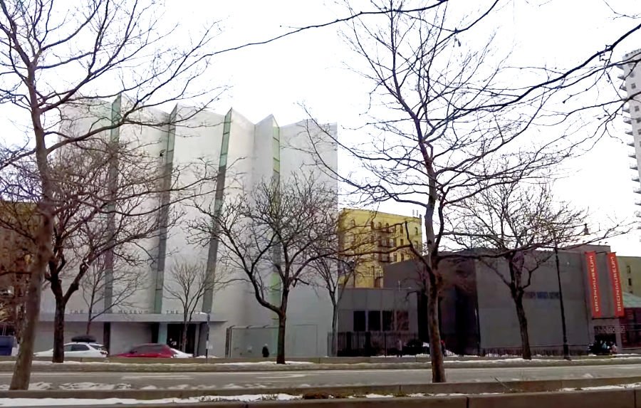 Panorámica del exterior del edificio del Museo de las Artes del Bronx en invierno. Captura de pantalla de un video del museo disponible en https://www.youtube.com/watch?v=CWv4xTCfdfU