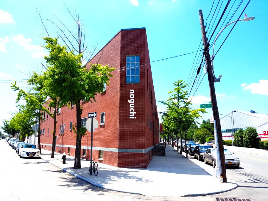 Exterior del taller industrial en Queens que alberga el Museo Isamu Noguchi - Foto de Andrea Hoare Madrid