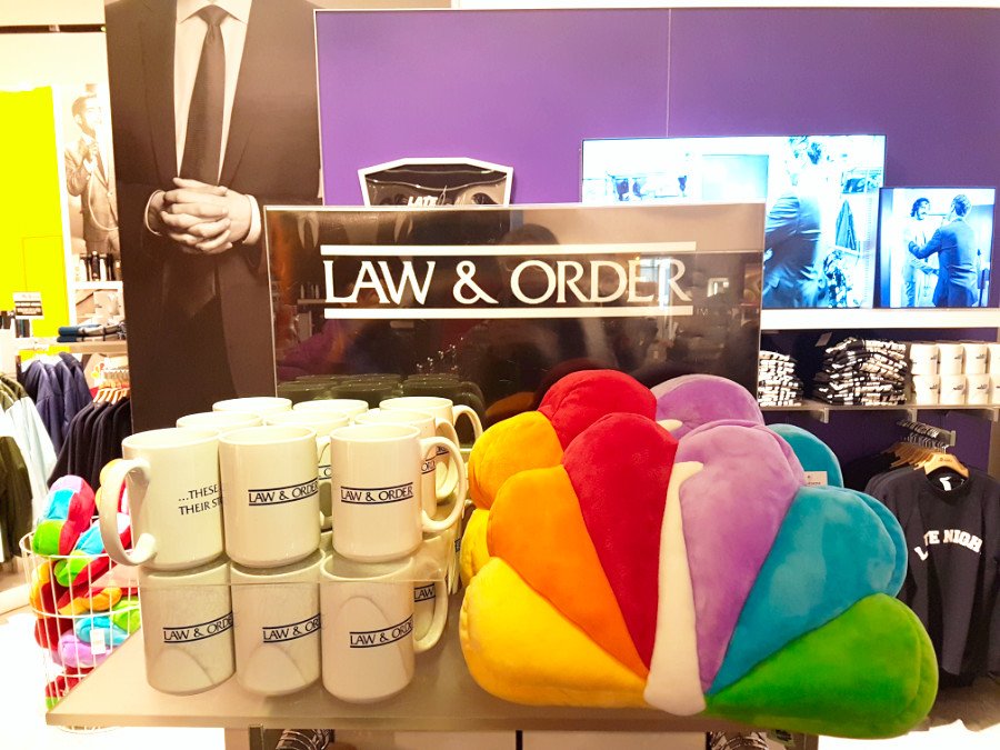 Mugs y otros souvenirs en la Tienda de la NBC en el Rockefeller Center - Foto de Andrea Hoare Madrid