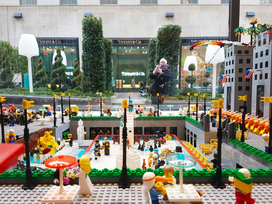 Vitrina de la Tienda LEGO de la 5a avenida - exposición de la pista de patinaje del Rockefeller Center hecha con legos - Foto de AHM