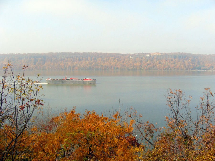 Vistas de barco surcando el Río Hudson enfilando hacia el Valle del Hudson, tomada desde el Fort Tyron Park - Foto de AHM