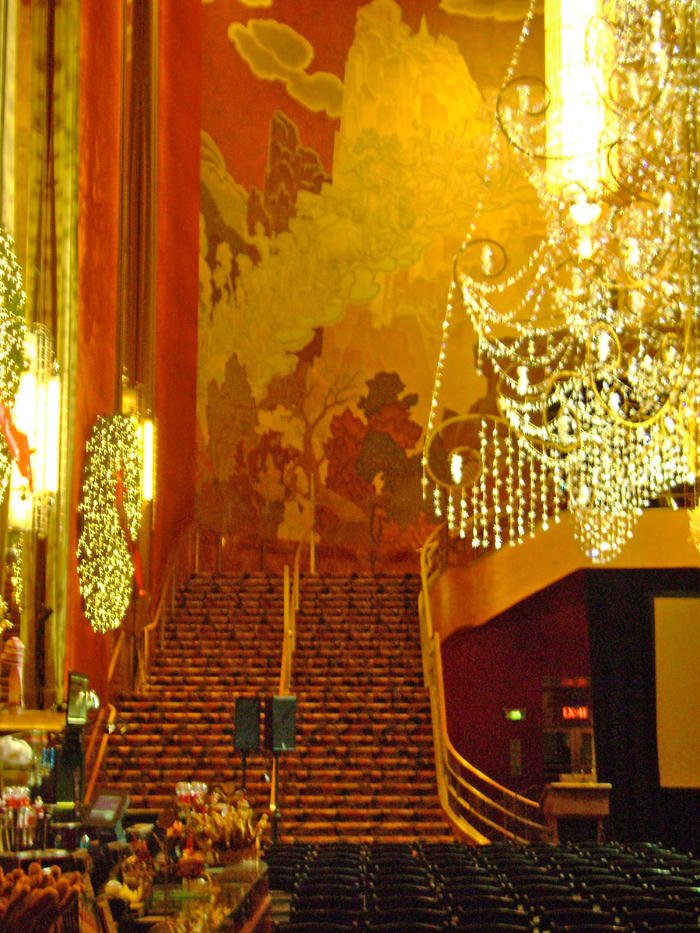 Escalinata del interior del Hall del Teatro Radio City del Rockefeller Center - Foto de AHM