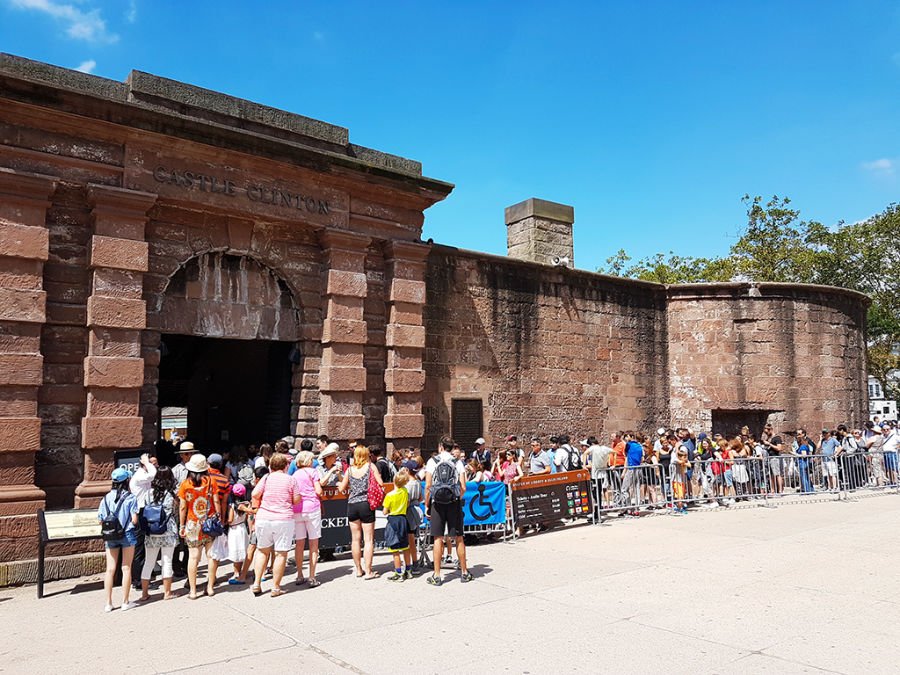 Turistas haciendo fila en la entrada de Castle Clinton para comprar entradas a la Estatua de la Libertad - Foto de AHM