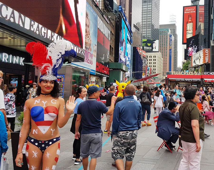 Chica en topless en Times Square - Foto de AHM