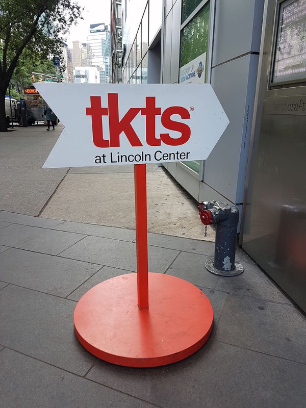 Letrero señalando entrada a la boletería de TKTS en Lincoln Center, Uptown Manhattan - Foto de AHM